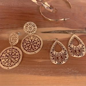 Gold earring set.